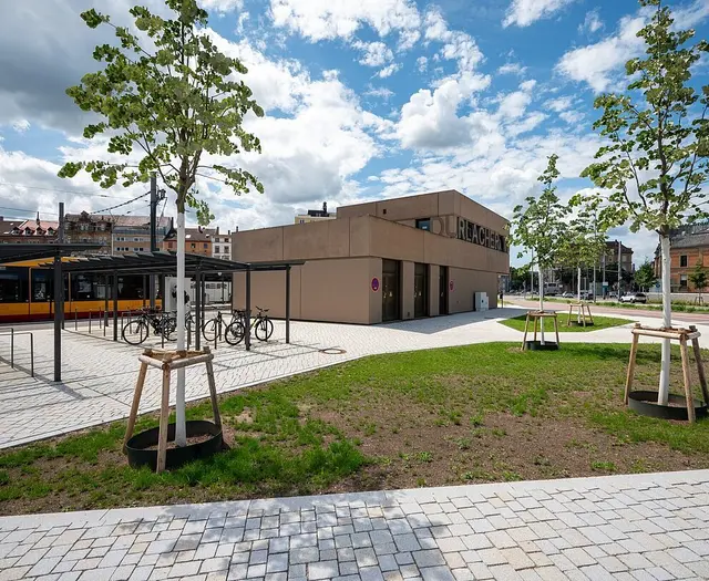 Der erste Teil des Bernhardusplatz ist bereits neu gestaltet. Nicht wenige fragen sich, wielange der an sich saubere und ordentliche Zustand so sein wird | Foto: Stadt Karlsruhe, Monika Müller-Gmelin