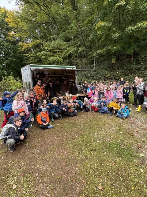 Schülerinnen und Schüler, Lehrerinnen und die Jäger: Alle frohen sich nach Beendigung des Wald-Aktionstages | Foto: Arno Mohr