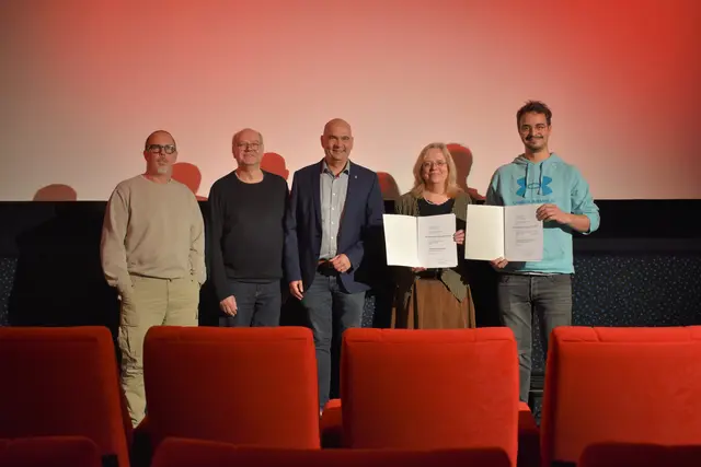 Jörg Jacob (von links), Stefan Sprengart, Bürgermeister Manfred Schulz, Ursula Simgen-Buch und Nathanael Buch freuen sich über die erneute Auszeichnung der beiden Programmkinos in Kaiserslautern und Enkenbach-Alsenborn | Foto: Stadt Kaiserslautern/gratis