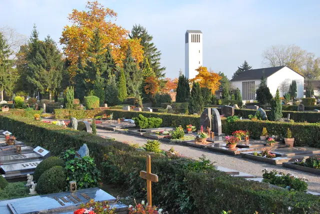 Herbststimmung auf dem Parkfriedhof Haßloch: Zeit der Ruhe für Mensch und Natur. | Foto: Peter Faustmann