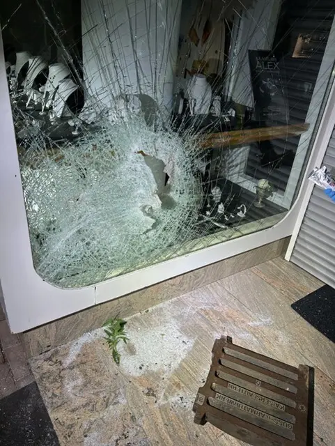 Ein schwerer Gullydeckel wurde offenbar von den Tätern als Schlagwerkzeug verwendet, um das Sicherheitsglas zu durchbrechen | Foto: Polizeidirektion Pirmasens