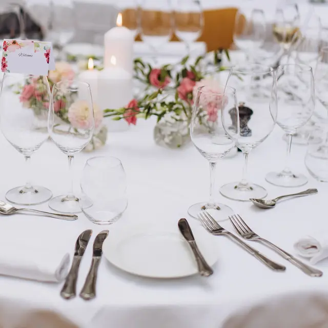 Im Wechsel deckten die Gruppen im Restaurant unter anderem Tische ein und falteten Servietten | Foto: manifeesto/stock.adobe.com