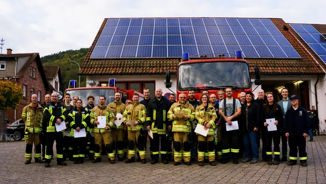 Die geehrten Feuerwehrleute mit Bürgermeister Christian Burkhart (2.v.r.), Wehrleiter Bernd Pietsch (5.v.l.), dem stellvertretenden Wehrleiter Andre Schuster (2.v.l.), den Wehrführern Michael Rung (4.v.r.), Matthias Schanzenbach (10.v.r.) und Maik Flick (links) sowie den Ortsbürgermeistern Marina Fess (5.v.r.), Bernhard Dietrich (6.v.r.) und Reinhard Denny (8.v.r.) | Foto: vgv
