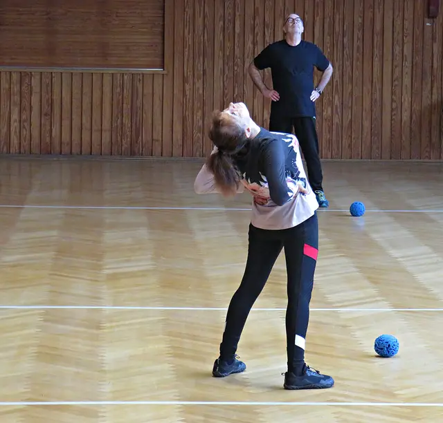 Kursleiterin Anne Montandon ganz schön biegsam | Foto: Brigitte Melder