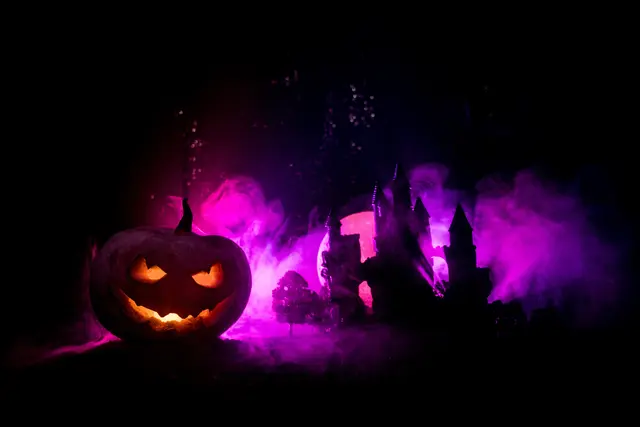 Das Hallenbad wird geschmückt sein - die Teilnehmer*innen benötigen Badekleidung. / Symbolfoto Halloween | Foto: zef art/stock.adobe.com