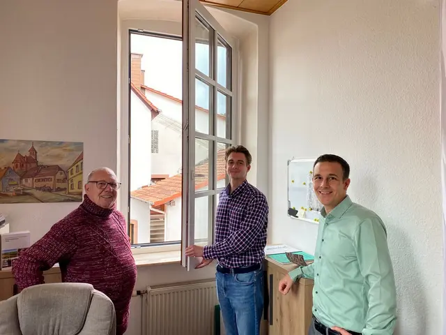Bürgermeister Christian Burkhart, Ortsbürgermeister Rudolf Klotz (links) und Klimaschutzmanager Lars Masanek (Mitte) begutachten im Völkersweilerer Schulhaus die neuen Fenster | Foto: vgv