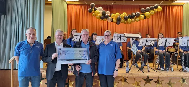 Spendenübergabe | Foto: Thorsten Biank/gratis