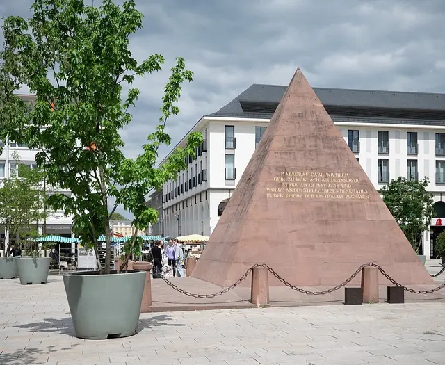 Ansicht des Marktplatzes mit Pyramide bei sommerlichem Wetter | Foto: Stadt Karlsruhe, Monika Müller-Gmelin