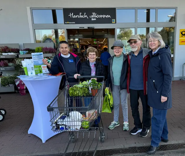 Vor dem Edeka-Markt in Winnweiler kam man mit älteren Menschen ins Gespräch | Foto: Kreisverwaltung Donnersbergkreis
