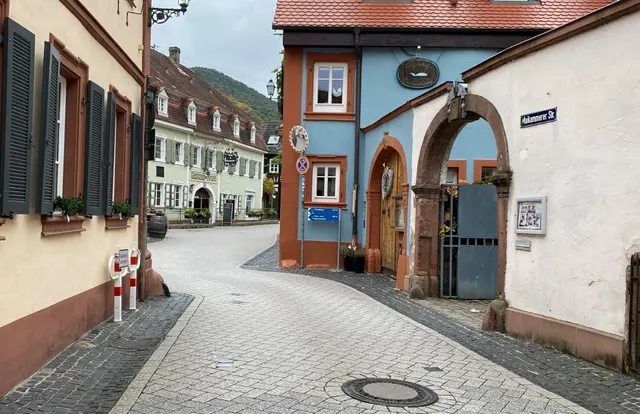 Unfallörtlichkeit in St. Martin: Fußgängerin angefahren – Unfallverursacher flüchtig | Foto: Polizeiinspektion Edenkoben