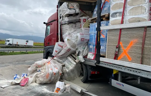 Lkw-Ladung auf A65 verrutscht: Fahrer sichert nach | Foto: Polizei Edenkoben