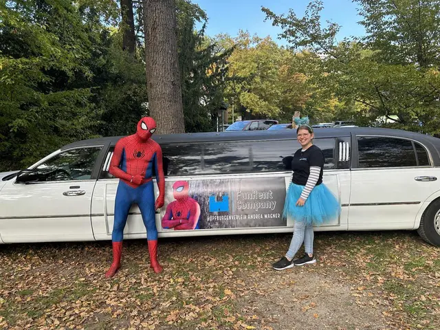 Die freundliche Spinne aus Speyer und Andrea Wagner von FunRent Company  | Foto: Claudio Cantali und FunRent Company