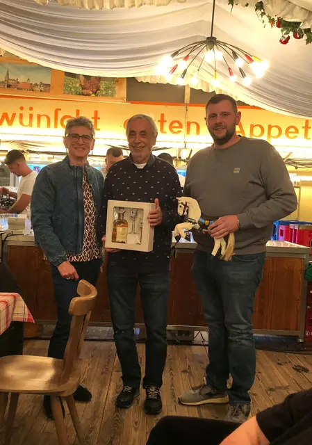 Susanne Henn-Marker und Christoph Marker ehren Rainer Becker (mitte) | Foto: Andreas Rahm