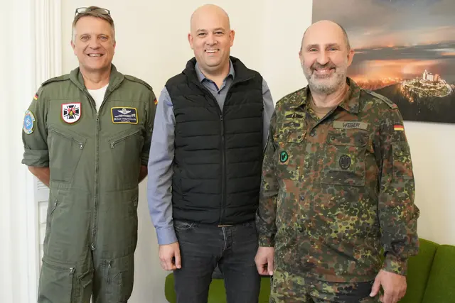 Landrat Martin Brandl hat Oberst Michael Trautermann im Kreishaus empfangen.  (v.l.) Oberst Trautermann, Landrat Martin Brandl und den Leiter Kreisverbindungskommando Germersheim, Oberstleutnant Andreas Weber. | Foto: Kreis Ger-mda/gratis