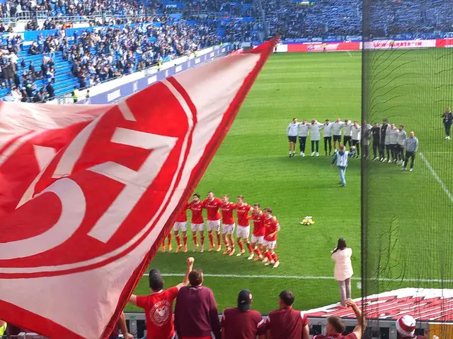 Grenzenloser Jubel bei Mannschaft und Fans des FCK nach dem Derbysieg beim KSC | Foto: Frieder Mathis