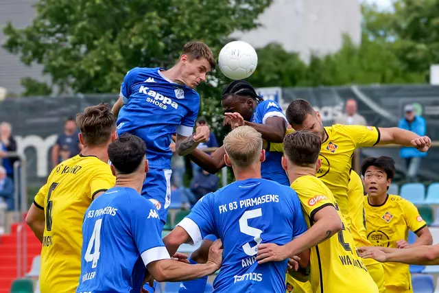 Marc Ehrhart (FK Pirmasens) setzt sich im Kopfballduell durch – der 21-Jährige wurde in Dudenhofen zum Matchwinner und traf in dieser Saison schon 13-mal in zwölf Partien. | Foto: Archiv: Erik Stegner / Szene aus Spiel gegen TuS Koblenz