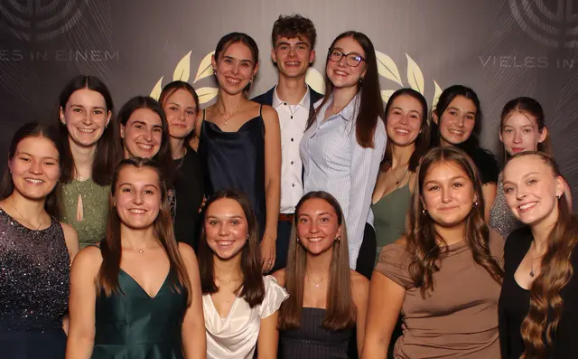 hintere Reihe vlnr: Sarah Höfers, Ronja Höfers, Stefanie Nering, Julia Linder, Lasse Trauth, Diana Brauer, Bianca Illing, Petra Golik und Linda Orschel --- vordere Reihe vlnr: Simone Illing, Fabienne Metzger, Milena Riester, Christina Khramtsov, Emely Prel und Mira Beck | Foto: Foto: Blickwinkel Burgard