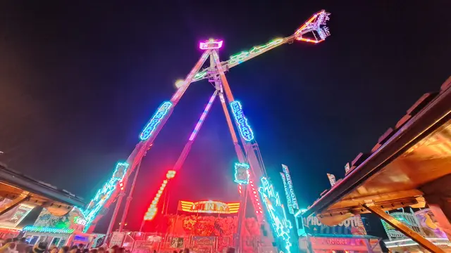 Eine der Attraktionen: Das Infinity lässt seine Fahrgäste einen Überschlag in 65 Meter Höhe machen | Foto: Monika Klein