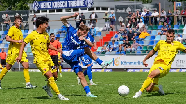 Marc Ehrhart (Mitte) setzt sich im Strafraum energisch gegen die Dudenhofener Abwehr durch. Der Angreifer traf doppelt für den FK Pirmasens. | Foto: Stegner