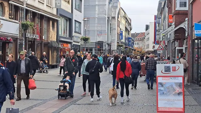 Mit Kind, Hund und Kegel durch die City flanieren: Viele Menschen waren am Einkaufssonntag unterwegs | Foto: Monika Klein