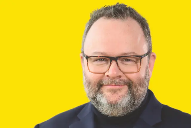 FDP-Landtagsabgeordneter Dr. Christian Jung sammelt am 24. und 25. Oktober 2025 Unterschriften für das Volksbegehren "XXL-Landtag verhindern!". | Foto: FDP