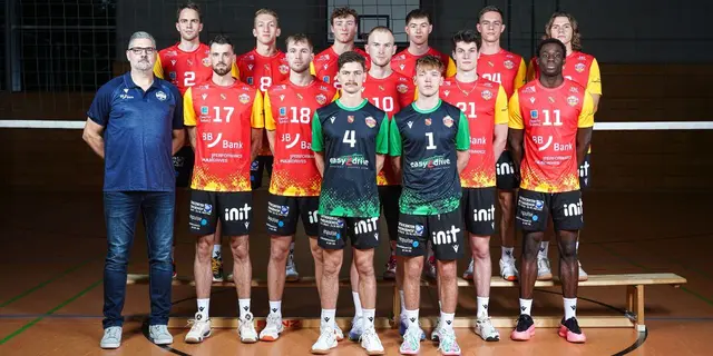 Diese Mannschaft möchte die Karlsruher Volleyball-Fans in dieser begeistern:Hinten: Karl Erik Pöhnitzsch, Maik Herbst, Corey Mayotte, Denir Hadžić, Jakov Matić, Eli Irizarry; Mitte: Headcoach Guido Görtzen, Jonathan Downs, Maximilian König, Lennart Heckel, Nimo Benne, John Obi, Vorne: Jackson Holland, Mika Ahmann. Es fehlt Alexander Benz.   | Foto: Jasmina Frauendorf