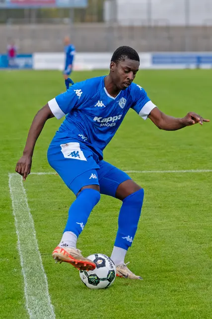 Eliakim-Mbila Kukanda zeigte vollen Einsatz – wurde in Dudenhofen aber mit Rot vom Platz gestellt. Ob er im Pokal-Viertelfinale gegen Worms spielen darf, ist noch offen. | Foto: Erik Stegner