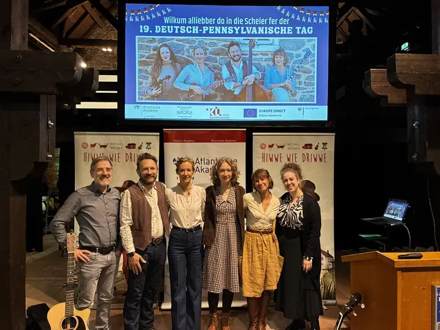 Hiwwe wie Driwwe  Tour 2025: Dr. Michael Werner (Hiwwe wie Driwwe), Pete Gustavson, Brigitte Weinsteiger, Adaleide Gustavson, Erika Gustavson und Janna Uhry-Ganz (Atlantische Akademie Rheinland-Pfalz) | Foto: Dr. Michael Werner