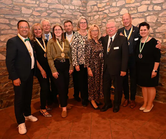 Neuaufnahmen und Ehrungen beim Weinorden der Nahe
Neuaufnahme ganz links Markus Wolf und die Naheweinprinzessin Laura Wilhelm, vierte von li., Ehrungen für 25 Jahre Mitgliedschaft: Dr. Walter Michel und Brigitte Guth-Gericke, dritte und vierte von re. In der Mitte Ordensmeisterin Margit Klein-Forster, | Foto: Weinorden der Nahe