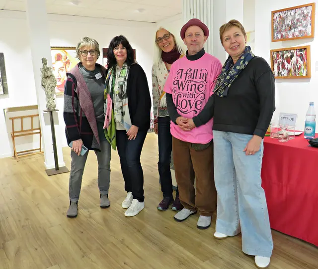 Heute anwesende Künstlerinnen und Künstler in der Galerie | Foto: Brigitte Melder