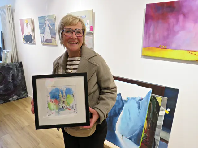 Sonja Boileau mit einem ihrer Aquarelle | Foto: Brigitte Melder