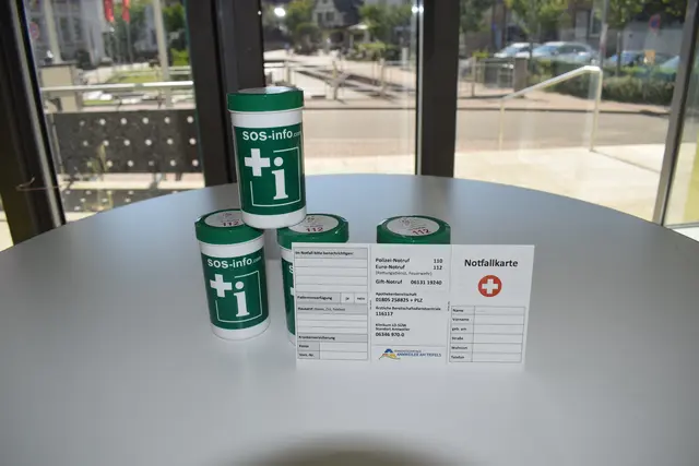So sehen die "Lebensretter" aus: Notfallkarte und Notfalldose  | Foto: B. Bender