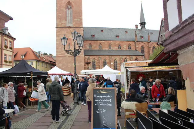 Herbstliche Stimmung in der Neustadter Altstadt – beim Erlebnissonntag dreht sich alles um Genuss, Wein und regionale Vielfalt. | Foto: Markus Pacher