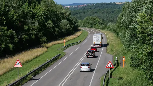 Wegen Baumfällarbeiten ist die linke Fahrbahn in Richtung Pirmasens zeitweise gesperrt – der Verkehr wird einspurig in Richtung Landstuhl an der Baustelle vorbeigeführt.  | Foto: Erik Stegner