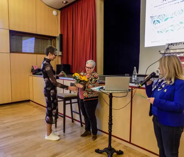 Sabine Seifert (evang. Gemeinde Waldhof-Luzenberg) und Sonja Wacker (St. Franziskus) übergibt den Blumenstraus an Petra Heilig | Foto: Beate Tilg