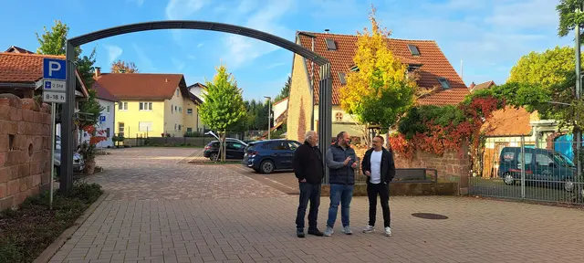 Hier findet der Herbstmarkt statt: Klaus Zimmermann (v. l.)  von „NoJunk Eventtechnik“, Vorsitzender Frederic Frohnhöfer und Dorfchef Jochen Kassel  | Foto: Monika Klein