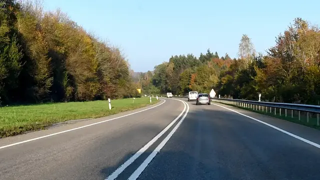 Auf der A62 wird der Verkehr wegen der Baumfällarbeiten zeitweise umgeleitet und einspurig geführt. | Foto: Erik Stegner