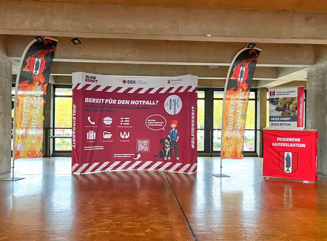 Im Rathaus-Foyer: Ein Blick in die Ausstellung der Feuerwehr Kaiserslautern, die damit über Eigenschutz und Notfallvorsorge informieren und aufklären möchte | Foto: Feuerwehr KL/gratis