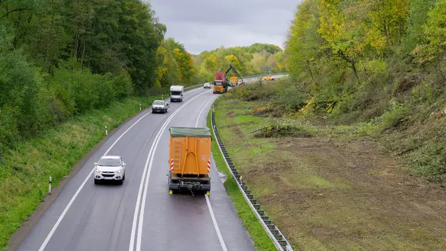 Deutlich zu sehen: die großflächig freigeschnittene Böschung – der Verkehr wird einspurig in Richtung Landstuhl an der Baustelle vorbeigeführt. | Foto: Erik Stegner