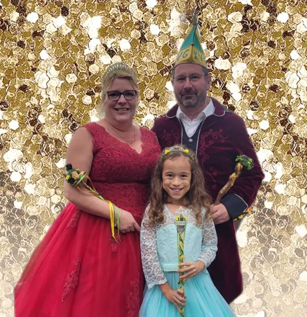 Sie führten "DIE WILDSÄU" bis jetzt durch das Jahr:
Kinder-Prinzessin Penelope I. mit dem Prinzenpaar Tanja I. und Ralf I. | Foto: KVG