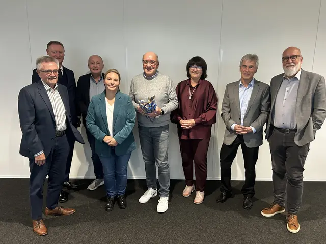 Vorstand und Kuratorium der Bildungsstiftung mit Prof. Dr. Werner Schnatterbeck (vierter von rechts) | Foto: Bildungsstiftung