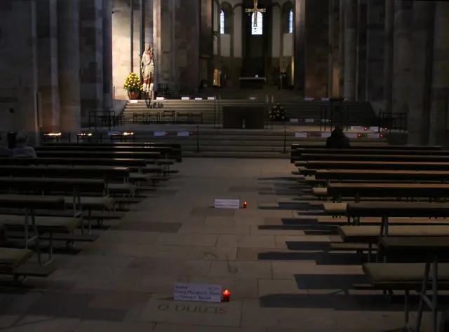 40 Kerzen leuchten auf Gräbern der Speyerer Bischöfe | Foto: Pressestelle Bistum Speyer