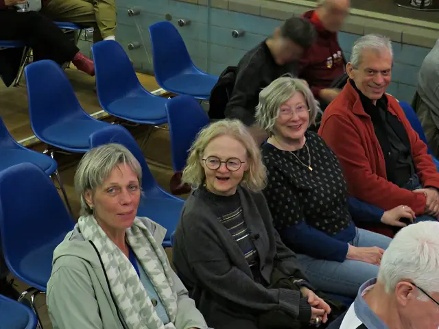 Jetzt folgen meine Fotos :-) Erstmals im Freischwimmer Annette und Maria neben Stammgästen | Foto: Brigitte Melder