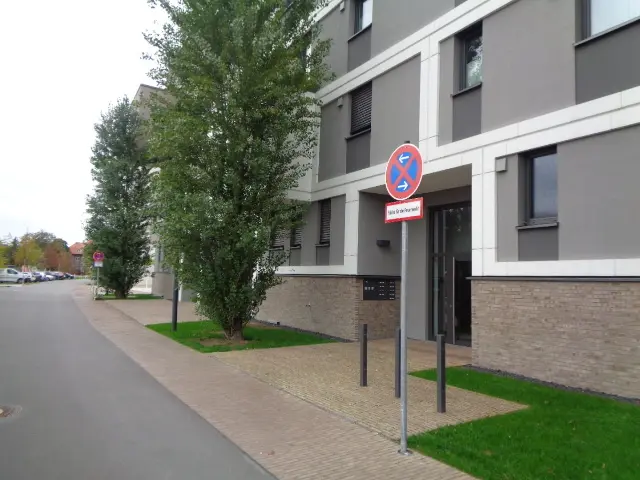 Neue Beschilderung in der Alten Ziegelei: Feuerwehrzufahrt und Halteverbot sichern schnelle Hilfe im Einsatzfall. | Foto: Stadt Speyer/gratis