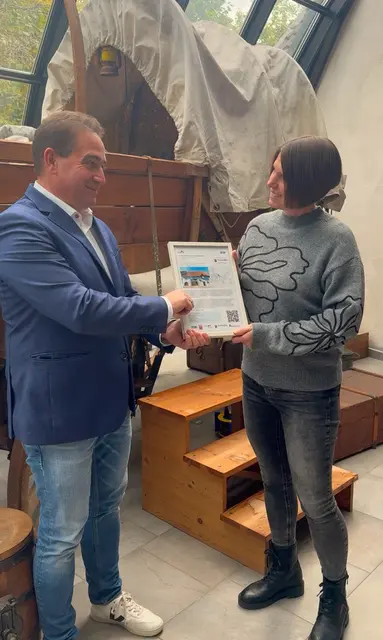 Die Nachbildung eines Conestogawagens ist eines von vielen anschaulichen Exponaten im Auswanderermuseum Oberalben. SGD Süd-Präsident Hannes Kopf überreichte der Fördervereins Vorsitzenden Sabrina Werner den KuLaDig-Beitrag | Foto: SGD Süd