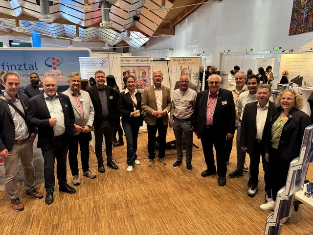 Organisatoren, Bürgermeister und Stellvertreter vor dem Stand der Gemeinde Pfinztal mit Frank Hörter und Petra Schwab | Foto: Michael Sengle