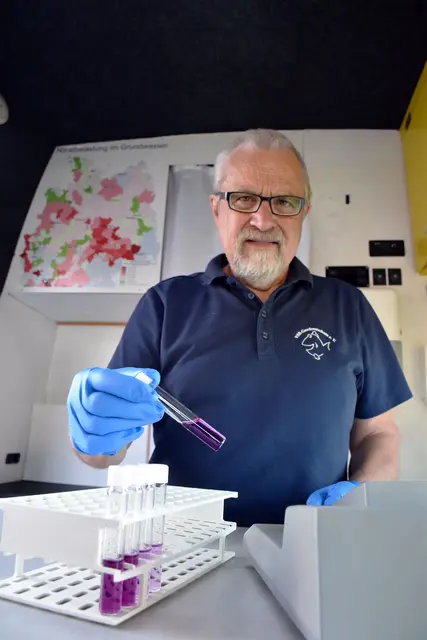 Harald Gülzow im Labormobil | Foto: Ruben Wiltsch