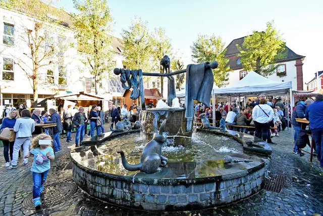 Am Marktbrunnen pulsiert das Leben: Gespräche, Musik und der Duft von Spezialitäten prägten den Wendelinusmarkt. | Foto: Erik Stegner