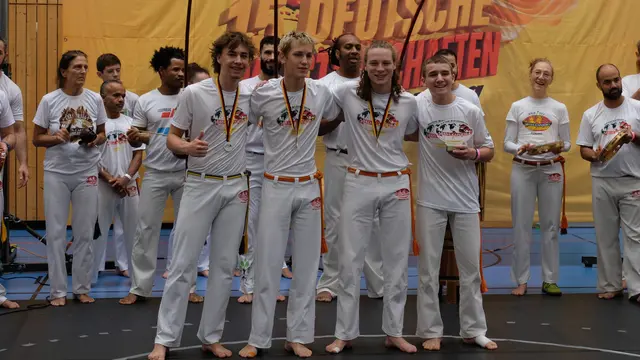Alexis Loucopoulos (Mangalô, rechts) ist neuer deutscher Jugendmeister in Abadá Capoeira. | Foto: Uwe Böse