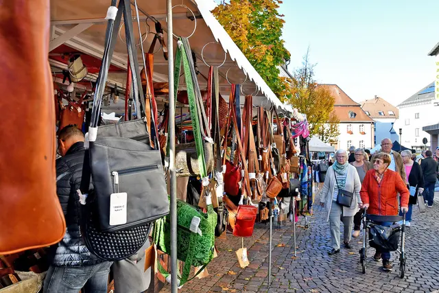 Zwischen herbstlicher Deko, Handwerkskunst und ersten Adventsideen stöbern die Besucher. | Foto: Erik Stegner